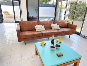 TV, fireplace - Villa Brasil - DistinctMoments powered by BeCherish (Quarteira)
