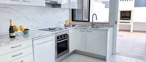 Jääkaappi, mikroaaltouuni, uuni, liesi