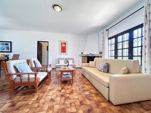 TV, books - Villa Vista Golf - DistinctMoments powered by BeCherish (Quarteira)