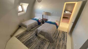 3 quartos, escrivaninha, ferros/tábuas de passar roupa