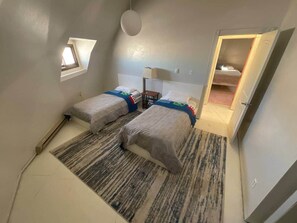 Skrivebord, strykejern/-brett og wi-fi (inkludert)