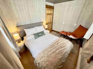 Iron/ironing board, WiFi, bed sheets - Highlander cabin in Centennial valley (Albany County)
