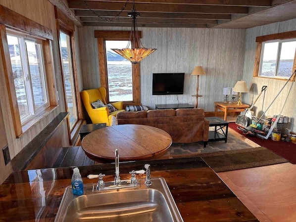 TV - Highlander cabin in Centennial valley (Albany County)