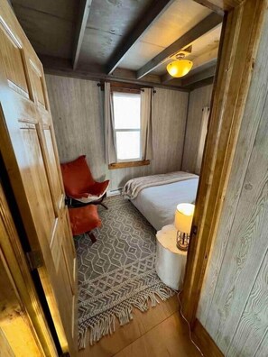 1 slaapkamer, een strijkplank/strijkijzer, wifi, beddengoed