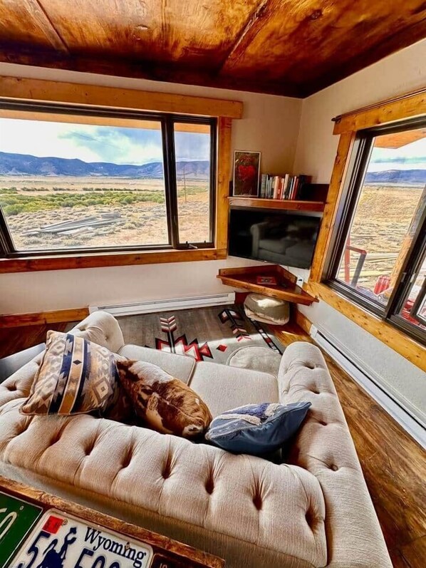 Smart TV, books - Trapper cabin on a working ranch near Centennial (Albany County)