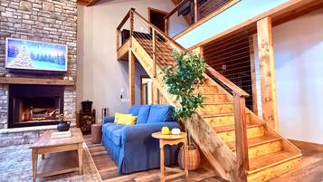 Télévision, cheminée, baby-foot, chaîne hi-fi