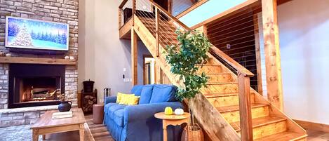 Fernseher, Kamin, Tischfußball, Stereoanlage