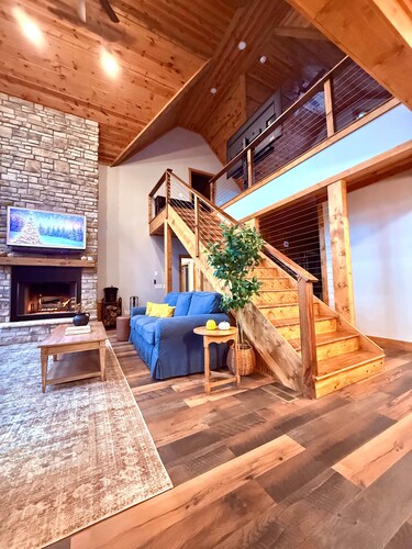 PoStickNo Lodge: 6BR/6.5BA Ski-In/Out Pet-Friendly