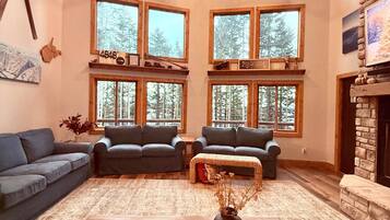 Fernseher, Kamin, Tischfußball, Stereoanlage