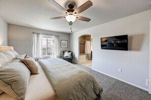 Desk, iron/ironing board, WiFi, bed sheets - New 3 Bed/2 bath Park facing Townhome (Colorado Springs)