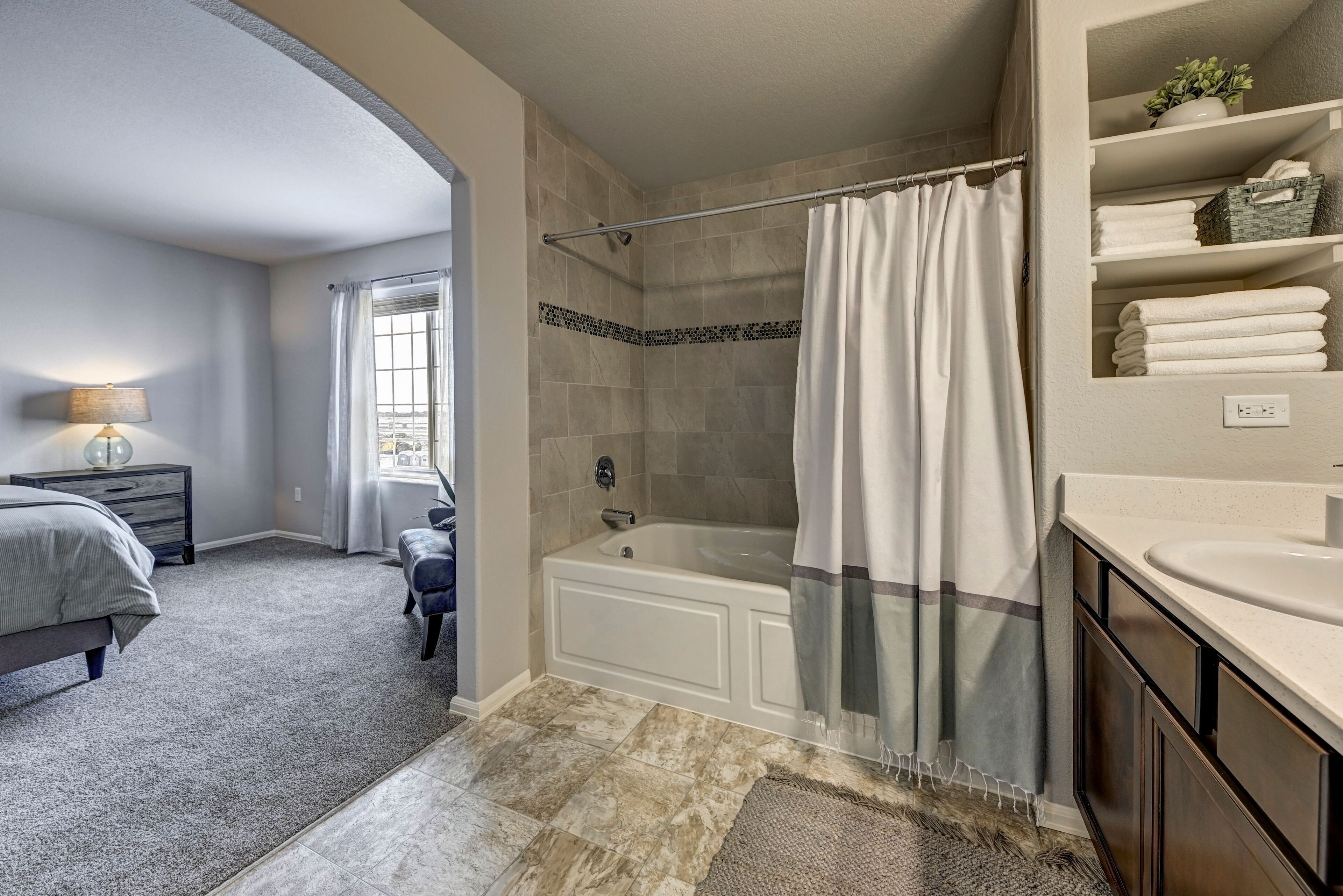 Una scrivania, ferro/asse da stiro, Wi-Fi, lenzuola