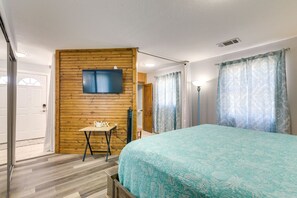 3 habitaciones, escritorio y tabla de planchar con plancha 