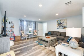 TV, fireplace, books - Near Seawall & Pier | Sleeps 14 | Fire Pit + Games (Galveston)