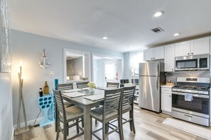 Fridge, microwave, oven, stovetop - Near Seawall & Pier | Sleeps 14 | Fire Pit + Games (Galveston)