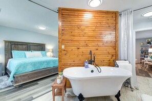 3 bedrooms, desk, iron/ironing board, travel cot - Near Seawall & Pier | Sleeps 14 | Fire Pit + Games (Galveston)