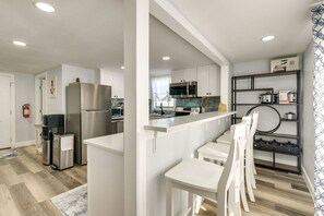 Een koelkast, een magnetron, een oven, een kookplaat