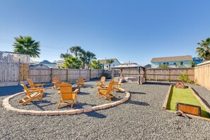 Property grounds - Galveston Beach Retreat | Balcony & Walk to Seawall (Galveston)
