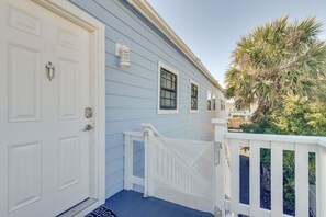 Property grounds - Galveston Beach Retreat | Balcony & Walk to Seawall (Galveston)