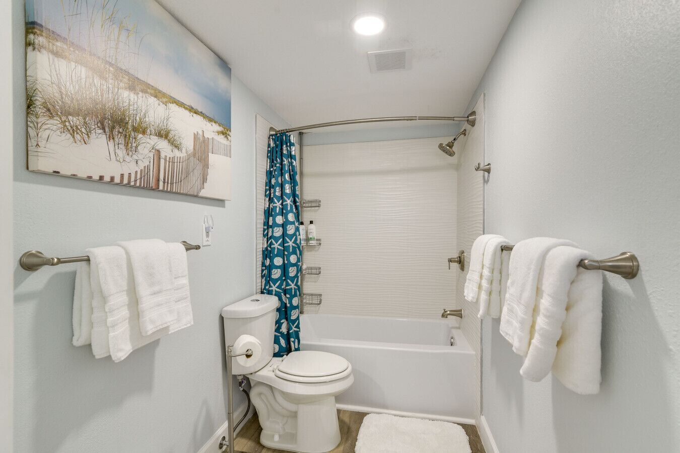 Un baño con inodoro, bañera y cortina de ducha.