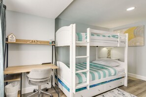 2 bedrooms, desk, iron/ironing board, travel cot - Galveston Beach Retreat | Balcony & Walk to Seawall (Galveston)