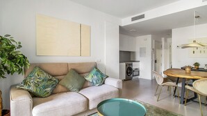 TV - Modern 1BR Flat with pool, 1 min from Torrox’s Beach (Nerja)