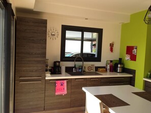 Kühlschrank, Mikrowelle, Geschirrspüler, Kochgeschirr/Geschirr/Besteck