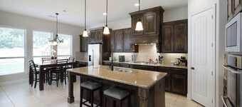 Spacious and Luxe 5 Star Neighborhood
