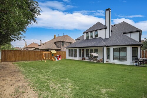 Spacious and Luxe 5 Star Neighborhood