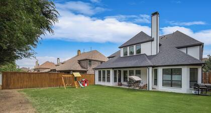 Spacious and Luxe 5 Star Neighborhood