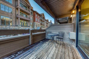 Outdoor dining - Cozy Condo in Heart of Northstar - Ski In/Ski Out - Newly Remodeled (Truckee)