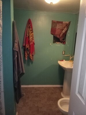 Bathroom - Peaceful A-bedroom mobile home with AC in Columbus (Columbus)