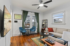 Smart TV, books, stereo - Charming 2BR Hideaway FLW District-Theater/Games/Laundry/Office/Private Backyard (Oak Park)