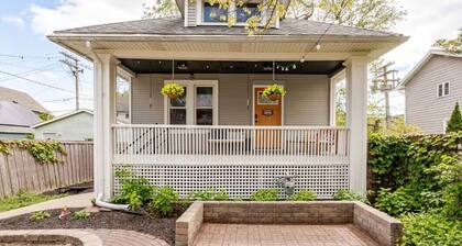 Charming 2BR Hideaway FLW District-Theater/Games/Laundry/Office/Private Backyard