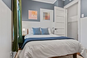 Skrivebord, strykejern/-brett, wi-fi (inkludert) og sengetøy