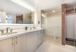 Baignoire à jets, sèche-cheveux, serviettes fournies, savon