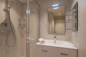 Shower, free toiletries, hair dryer, towels - Appartement La musardière - Welkeys (Megève)