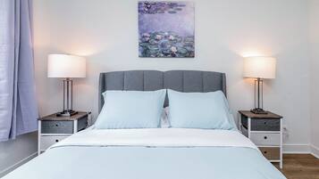 Tabla de planchar con plancha, wifi y ropa de cama