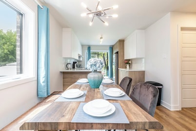 10-Min La Ronde Ride! Cozy Place, Free Parking!