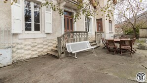 A rustic stone building with a wooden bench and table outside. - Chez Marius - ESTENOS (ESTENOS)