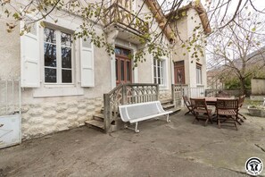 Outdoor dining - Chez Marius - ESTENOS (ESTENOS)