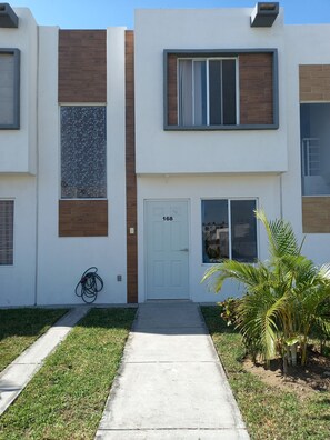 Exterior - Quiet house in gated community with A/C and Pool (Paseo de las Palmas II)