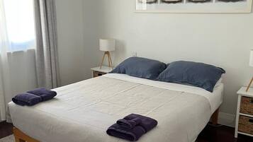 Strykejern/-brett, reiseseng for barn og sengetøy