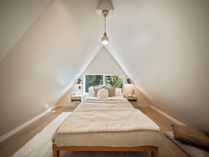 WiFi, bed sheets - Scandinavian Design Luxury Cabin in the North Cascades with outdoor forest tub (Marblemount)
