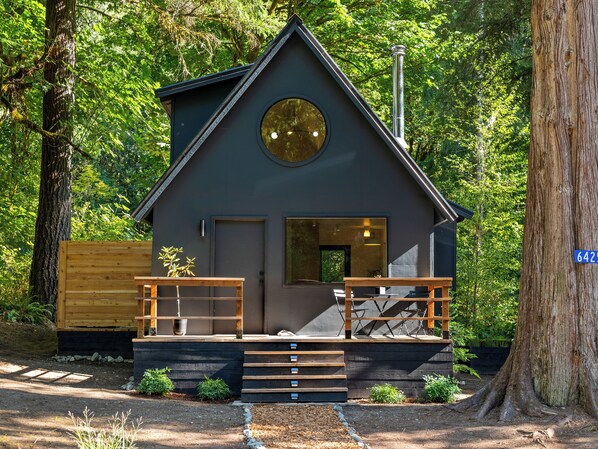 Exterior - Scandinavian Design Luxury Cabin in the North Cascades with outdoor forest tub (Marblemount)