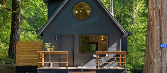 Designer Scandi Cabin with Outdoor Forest Tub, min to North Cascades Park