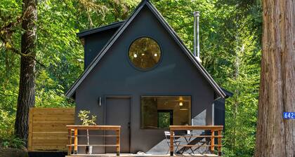 Scandinavian Design Luxury Cabin in the North Cascades with outdoor forest tub