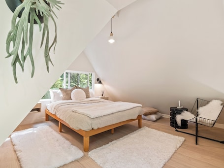 1 bedroom, free WiFi, bed sheets. Dwell Magazine Scandi Cabin with Outdoor Forest Tub, min to North Cascades Park