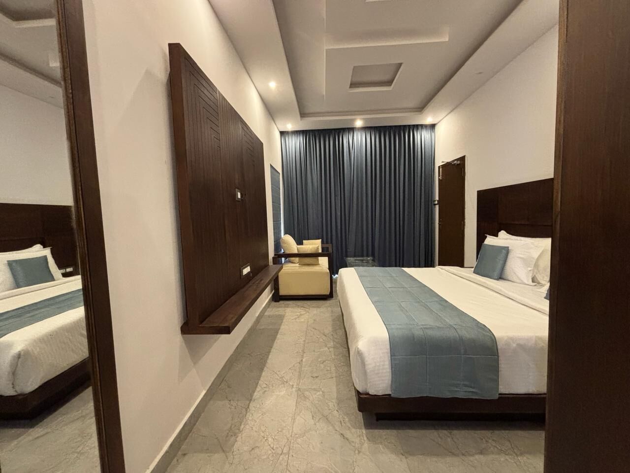 办公桌、遮光窗帘、熨斗/熨板、免费 WiFi