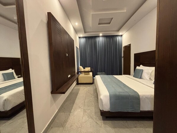 Bàn, màn/rèm cản sáng, bàn ủi/dụng cụ ủi quần áo