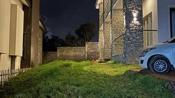 Escritorio, cortinas blackout y tabla de planchar con plancha